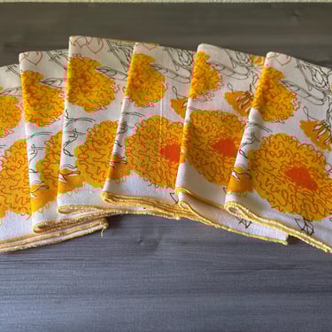 Vera Neumann ladybug Daisy Flower pattern dinner napkins set of 6, table linens, vintage napkins, vintage linens 