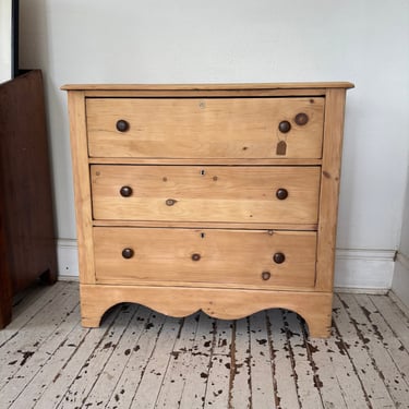 Charming Vintage Scrubbed Pine Dresser