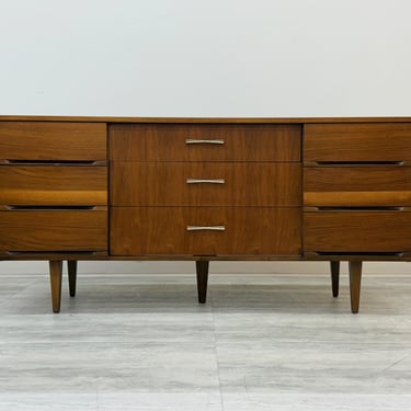 Mid-Century Modern Walnut 9-Drawer Dresser / Credenza 
