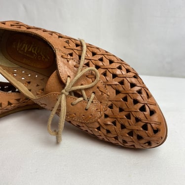 80’s leather summer shoes light laceup loafers with cutout woven huarache style flats lightweight triangle cutouts neutral tone size 8-9 