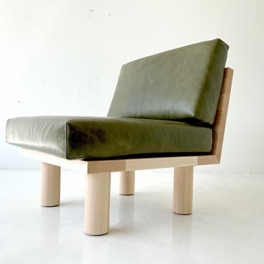 Turned Leg Suelo Side Chair In Leather And Maple 