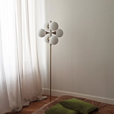 Stehlampe mit Opalglasschirmen – 70er-Jahre-Vintage, Midcentury Modern, frühes Sputnik-Design, Stilnovo, Kaiser Leuchten, Messing und Metall 