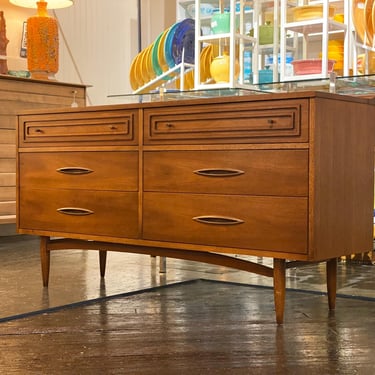 Broyhill Sculptra 6 Drawer Dresser, Circa 1960s - *Please ask for a shipping quote before you buy. 