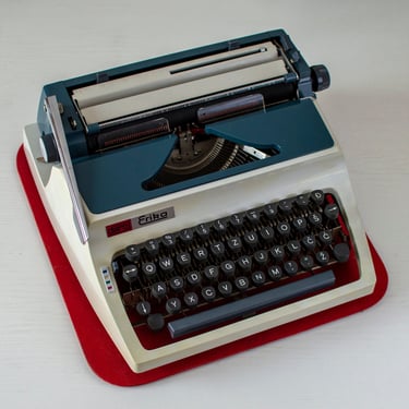 Vintage Typewriter | Daro Erika Typewriter | Working Typewriter | 70’s typewriter | Made in GDR | Portable Typewriter 