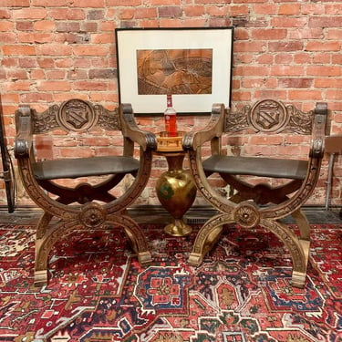 Pair of Savonarola chairs (wood/leather)