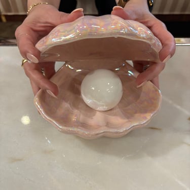 Clam Shell with Pearl Light