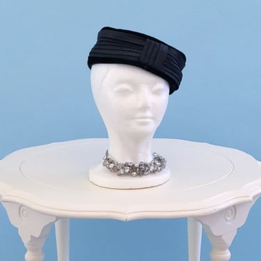 CLAUDIA RAPISARDA-Red Satin Pillbox Hat | Vintage Martini  display picture 1