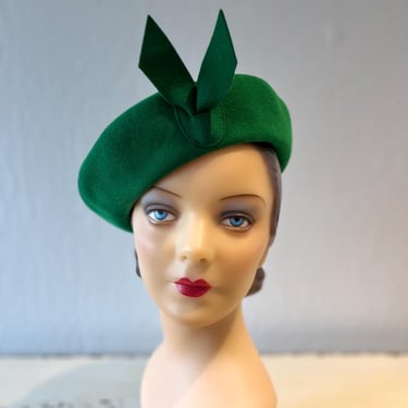 With Sweeping Looks - Vintage 1940s Emerald Green Wool Felt Beret Caplet Hat w/V Bow 