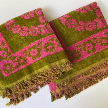 Mid Century Martex Bath Towels, Hot Pink And Olive Green Floral, MCM Bathroom, Small Bath Towels, Reversible, Great Shape 
