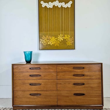 Stunning MCM Henredon Circa '60 Eight Drawer Walnut Dresser