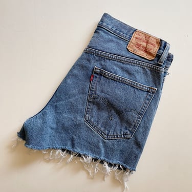 Vintage Levi’s 550 Mid Wash Denim Shorts | Size 33