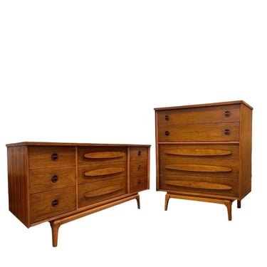 Free Shipping Within Continental US -  Vintage Mid Century Modern Walnut 4 and 9-Drawer Dresser Dovetailed Drawers with Solid Wood Drawer Pu 