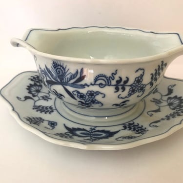 Vintage Blue Danube Onion Pattern Gravy Boat Attached Plate Sauce  Bowl- Banner Mark Japan- Excellent Condition- 