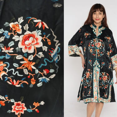 Floral Kimono Robe 70s Black Embroidered Silk Asian Floral Bohemian Frog Closure Robe Vintage 1970s Boho Hippie Medium Large 