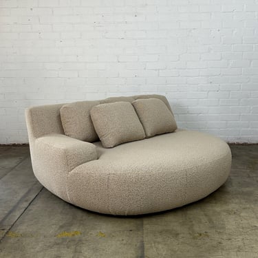 Oversized daybed in beige boucle 