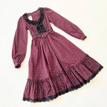 1970s Gunne Sax Plum Purple Dotted Floral Print Prairie Dress with Velvet and Lace Trim 