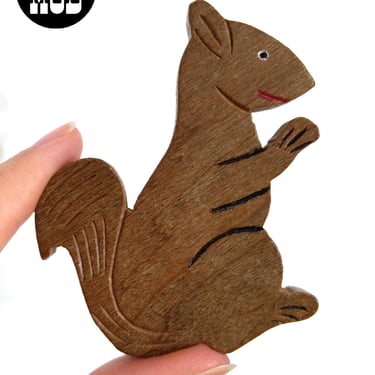 Adorable Vintage 40s 50s Large Wood Squirrel Statement Brooch 