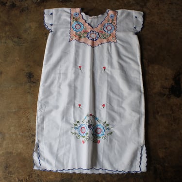 Embroidered Vintage Dress / Comfortable White Shift Dress with Flowers 