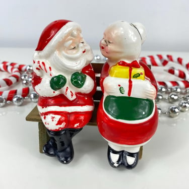 Vintage 1960s Napco Santa and Mrs Claus Bench Sitter Salt and Pepper Shakers, Made in Japan Shakers, Wooden Bench, Santas Kissing, Kitschy 