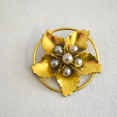 1950s Gold Flower and Faux Pearl Brooch 