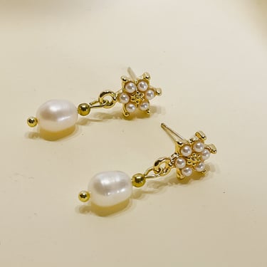 E159 Pearl Earrings, Floral Pearl Earrings, pearl dangle earrings, flower earrings, pearl drop earrings, fresh water Pearl Earrings 