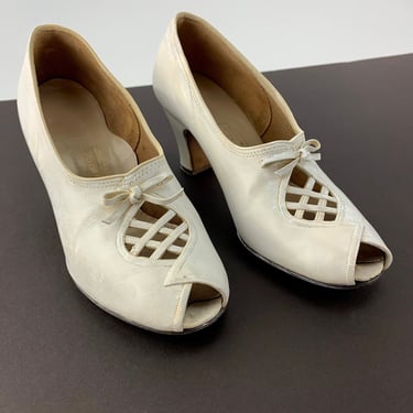 1930's 40's White Peep Toe Heels  - Lattice Peak a Boo Detail with Bows - All Leather - Women's Size 7C 