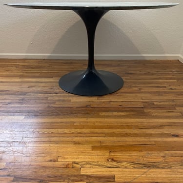 Saarinen 54" Round Dining Table