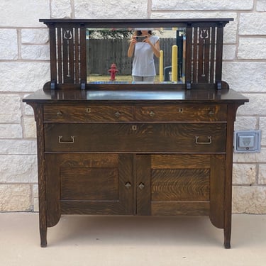 Antique American Arts and Crafts, Early 20th Century, Oak Sideboard with Beveled Mirror 