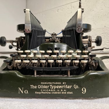 1915 Oliver No 9 Typewriter, Professionally Serviced, Beautiful Body and Brightwork Corrosion-Free 