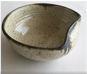 Luna Serving Bowl with Handle Rest in Sand