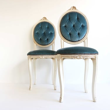 Set Hollywood Regency Italian Wood Carved Small Chairs Quilted Blue Fabric Romantic 1960 Midcentury Vanity Chairs Bedroom, Louis XV Style 