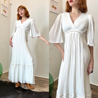 Vintage 1970s Dress / 70s Maxi Dress With Ribbon And Lace Details / White ( S ) 