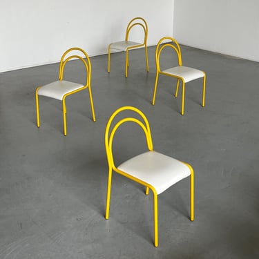 Set of 4 Sculptural Chairs in Yellow Curved Iron Frame and White Faux Leather Upholstery, 1980s Italy 