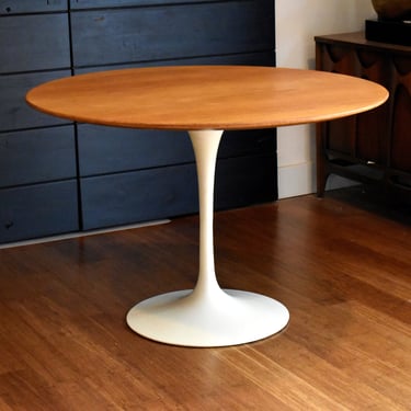 Newly-restored 42" vintage Knoll tulip round dining table in oak by Eero Saarinen, circa 1960s 