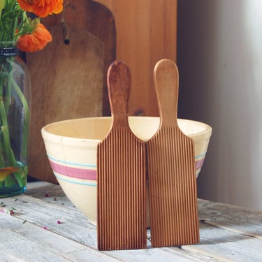 Vintage wood butter paddles / butter pats / rustic wood paddles / vintage home decor / rustic farmhouse kitchen decor / set of 2 paddles 