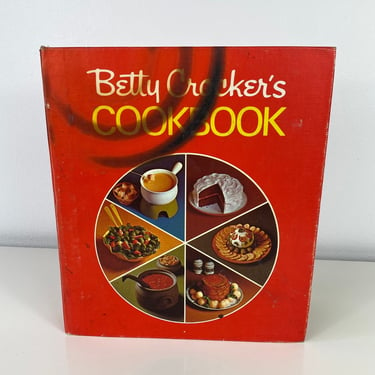 Vintage 1974 Betty Crocker's CookBook Hardcover, Golden Press, Red Pie Cover Vintage 5 Ring Binder Cook Book, Collectible Recipe Book 