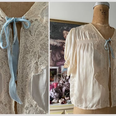 Vintage 1930’s ‘40s pale peach silk bed jacket | ecru lace applique, baby blue ribbon, S 