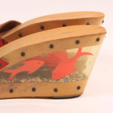 1950s Novelty Tan Wood, Red Leather and Plastic Tiki Fish Gravel Aquarium Boomerang High Heel Shoes 