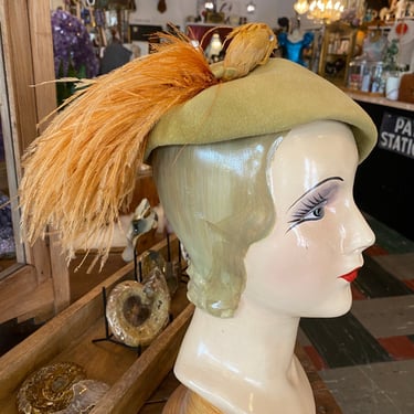 1940s feather hat, vintage beret, 40s millinery, novety hat, statement hat, bird hat, mid century fashion, film noir 
