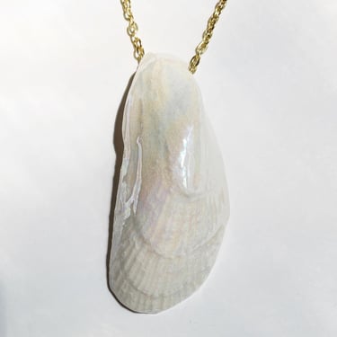 Vintage ceramic mussel shell pendant necklace 