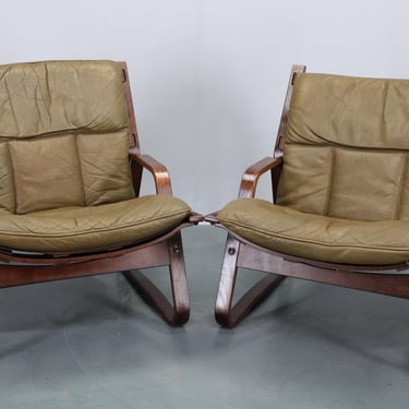 Giske Carlsen ラウンジチェア　1970年代　ノルウェー製 1970s Pair of Bentwood & Buffalo Leather Lounge Chairs | Davint