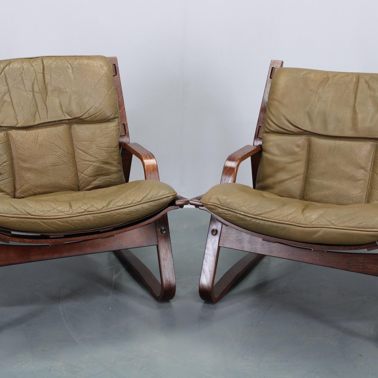 Giske Carlsen ラウンジチェア　1970年代　ノルウェー製 1970s Pair of Bentwood & Buffalo Leather Lounge Chairs | Davint