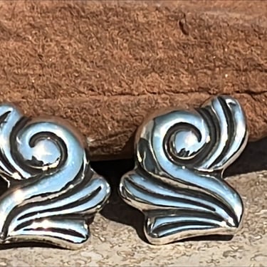 Mexico Silver - Vintage Screw Back Earrings in Repousse c. 1940s 