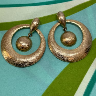 Large Gold Loops with Suspended Circle