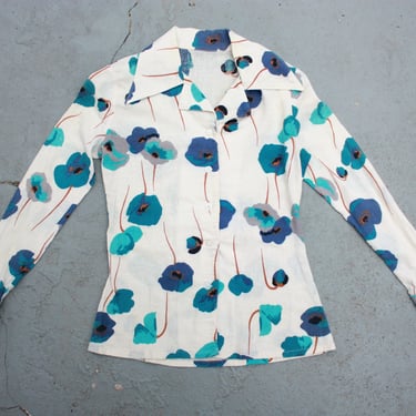 60s 70s Textured Cotton Floral Blue Poppy Blouse with Dagger Collar Size XS / S 