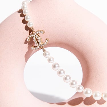 CHANEL Faux Pearl & Strass 'CC' Necklace