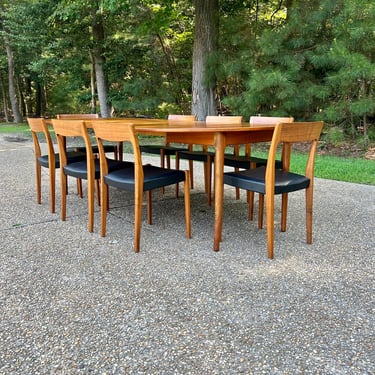 Mid Century round Danish Teak Falster MØbelfabrik Dining Table with two leaves and set of 8 dining chairs by Svegards Markaryd 