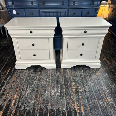 Pair of Cute Cream Nightstands