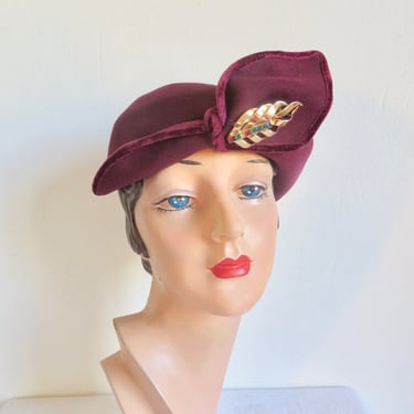 1930's Burgundy Maroon Fur Felt Small Brim Cloche Hat with Gold Brooch Velvet Trim 30's Fall winter Millinery Myrna Loy Style Size 22 