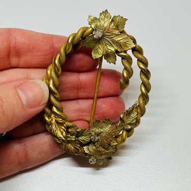 1940’s Gold Oval Wreath Leaf Brooch